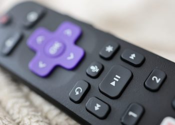 Come controllare il televisore con i comandi vocali Roku
