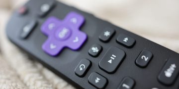 Come controllare il televisore con i comandi vocali Roku