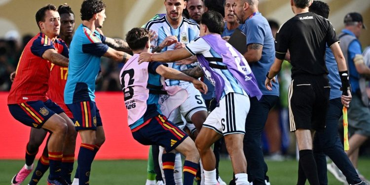 Scontri e slogan politici: la FIFA apre procedimento contro l'Argentina