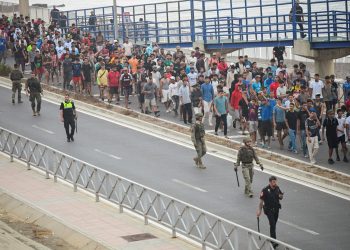 Crisi migratoria a Ceuta: la spinta sui confini divide l'Europa