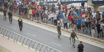 Crisi migratoria a Ceuta: la spinta sui confini divide l'Europa