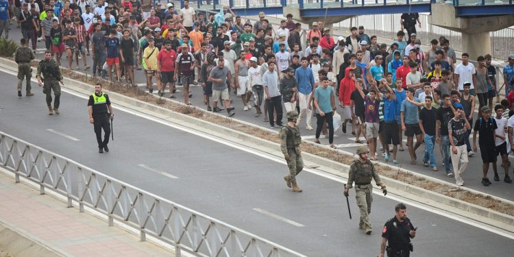 Crisi migratoria a Ceuta: la spinta sui confini divide l'Europa