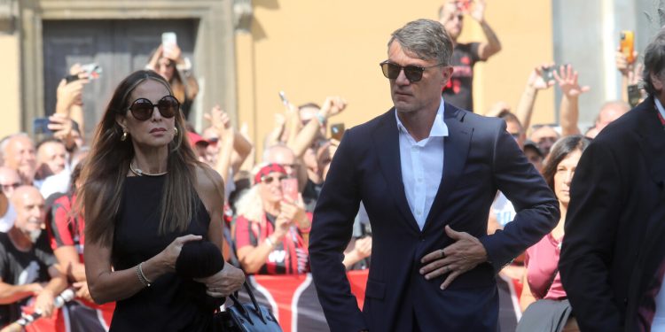 Milano dà l'ultimo saluto a Franco Baresi tra commozione e polemiche
